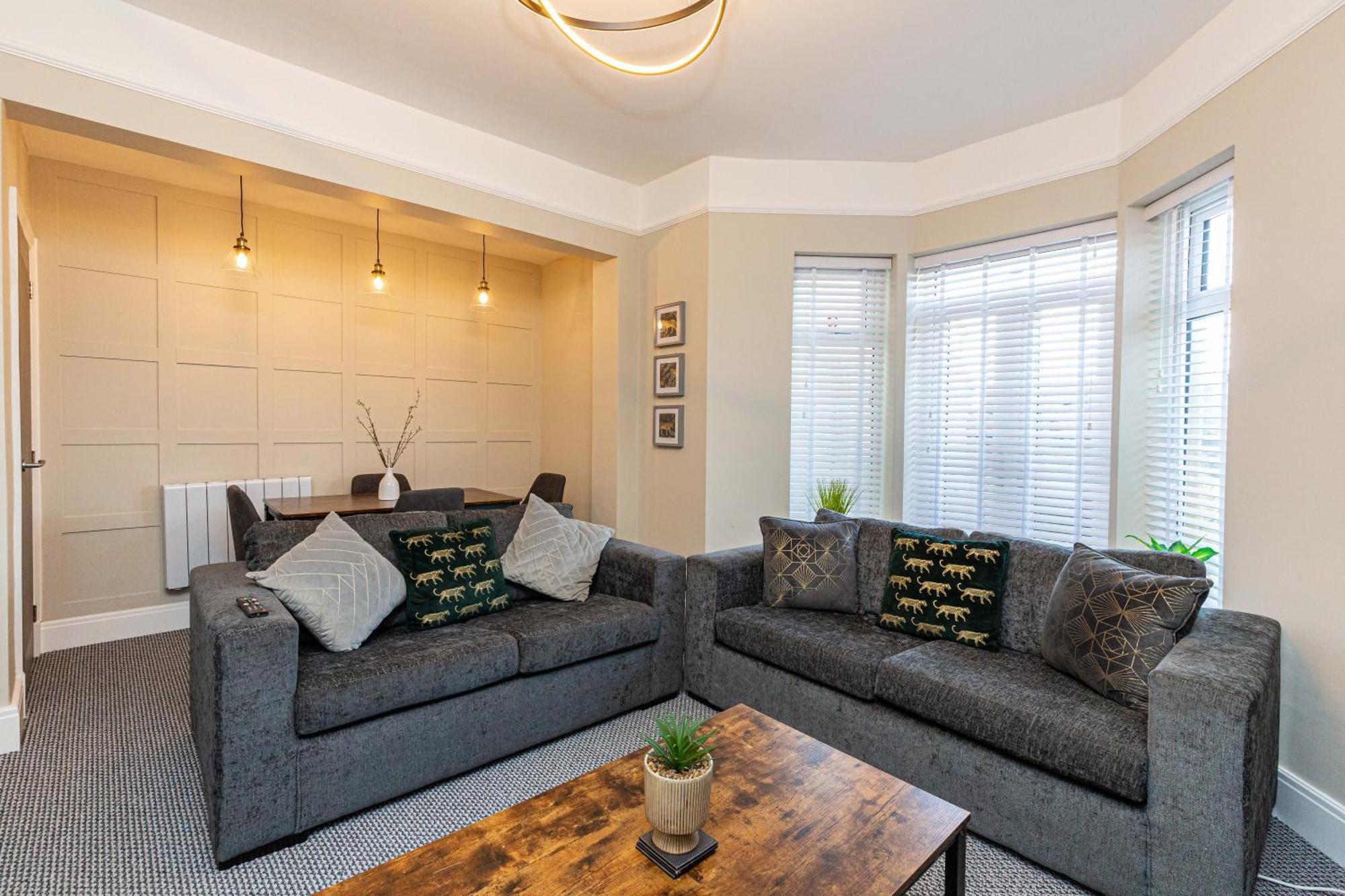 Beachfront Apartment 3 Bedrooms Sleeps 7 - Gateway To The Lake District - Newly Refurbished Morecambe Bagian luar foto