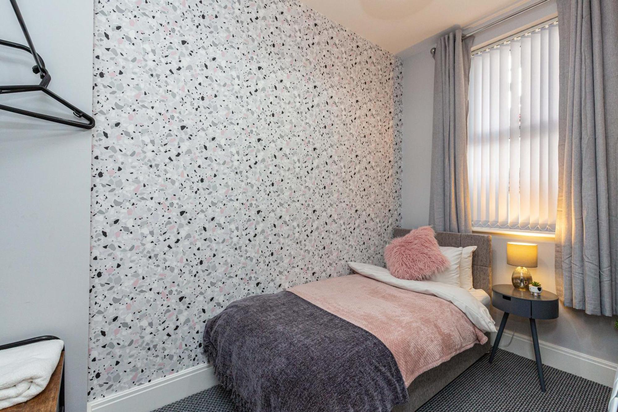 Beachfront Apartment 3 Bedrooms Sleeps 7 - Gateway To The Lake District - Newly Refurbished Morecambe Bagian luar foto