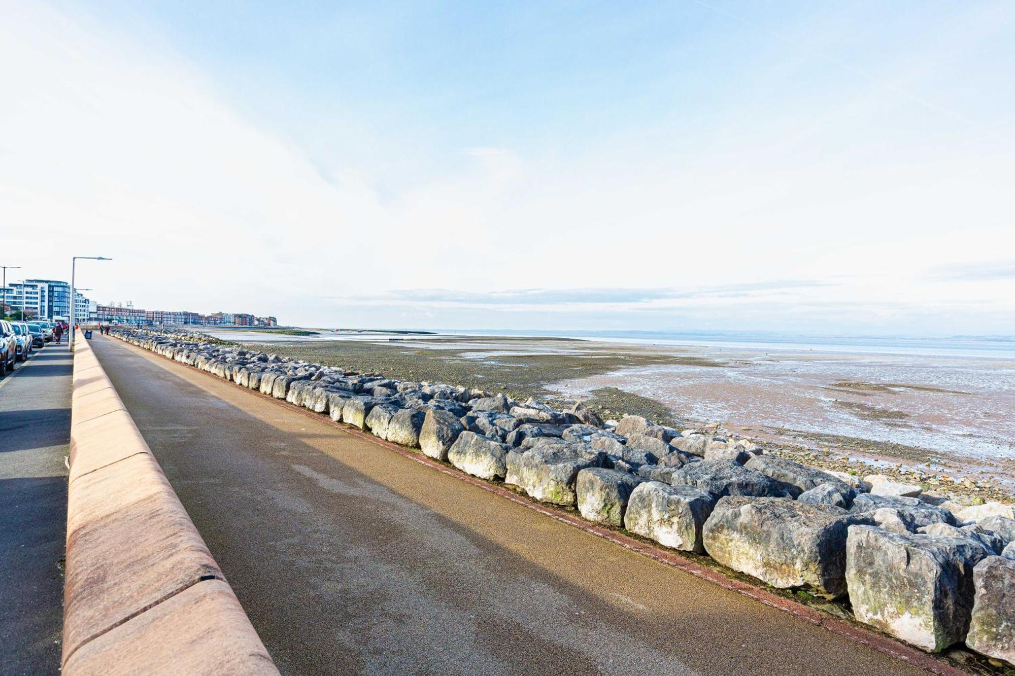 Beachfront Apartment 3 Bedrooms Sleeps 7 - Gateway To The Lake District - Newly Refurbished Morecambe Bagian luar foto