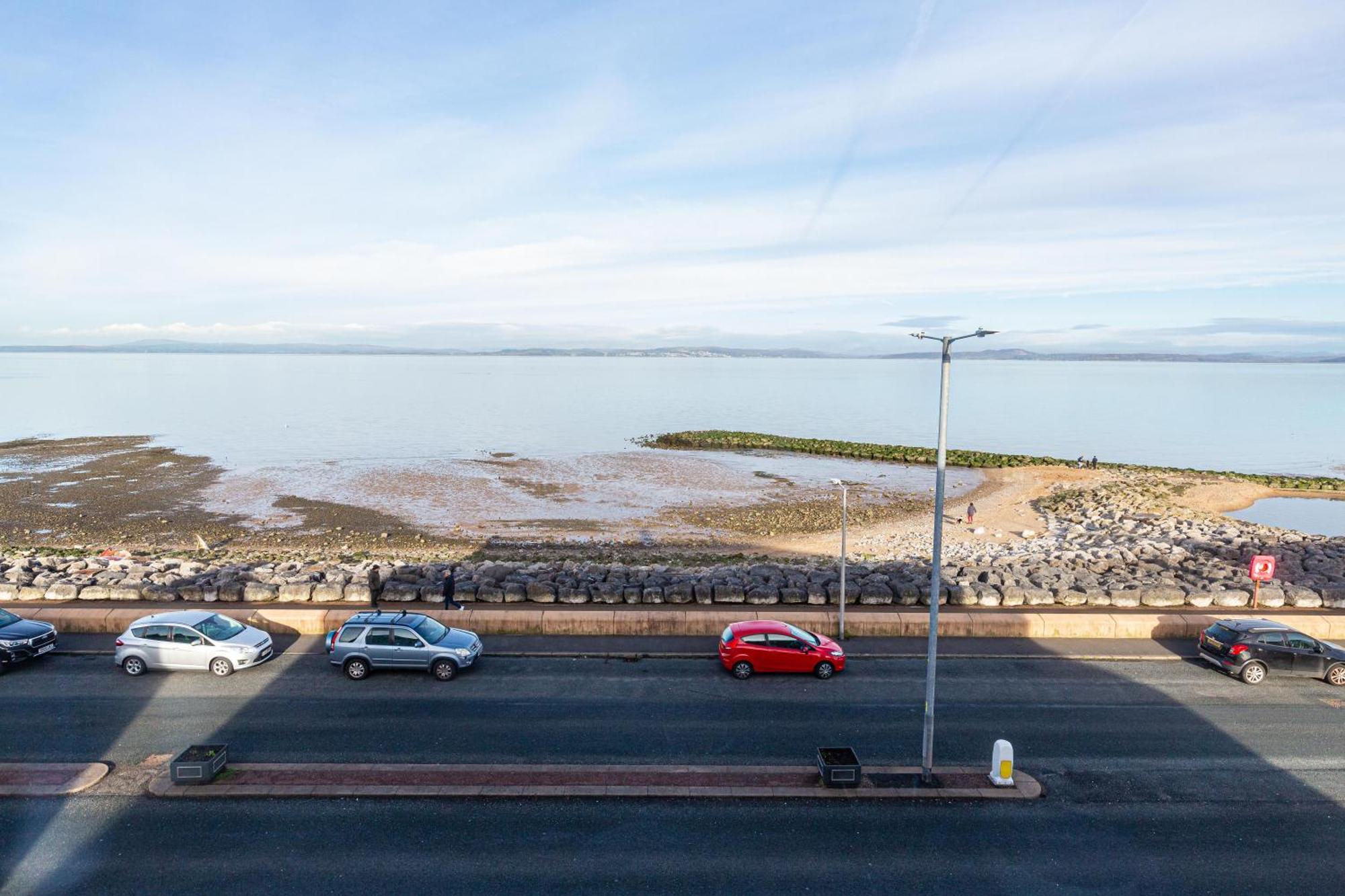 Beachfront Apartment 3 Bedrooms Sleeps 7 - Gateway To The Lake District - Newly Refurbished Morecambe Bagian luar foto