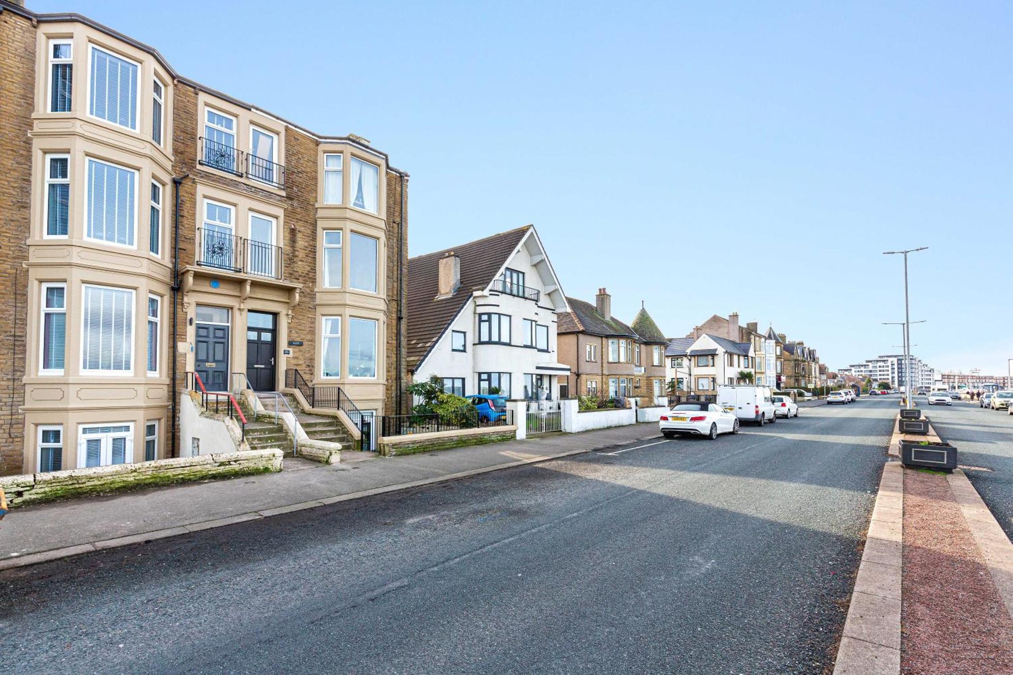 Beachfront Apartment 3 Bedrooms Sleeps 7 - Gateway To The Lake District - Newly Refurbished Morecambe Bagian luar foto